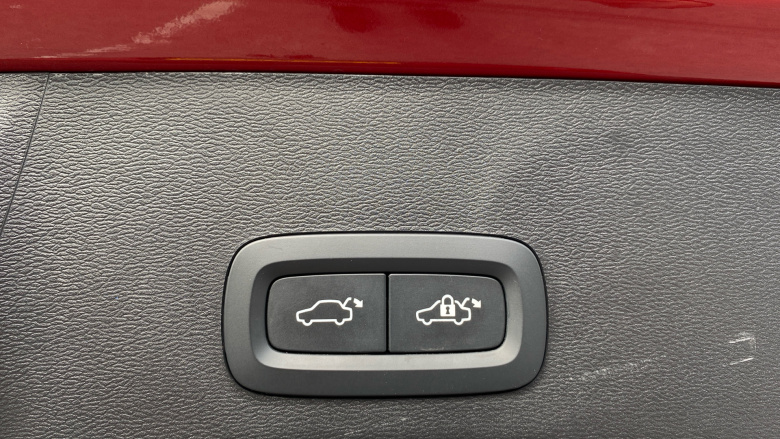 Volvo Xc40 2.0 B4P Plus Dark 5dr AWD Auto Petrol Estate